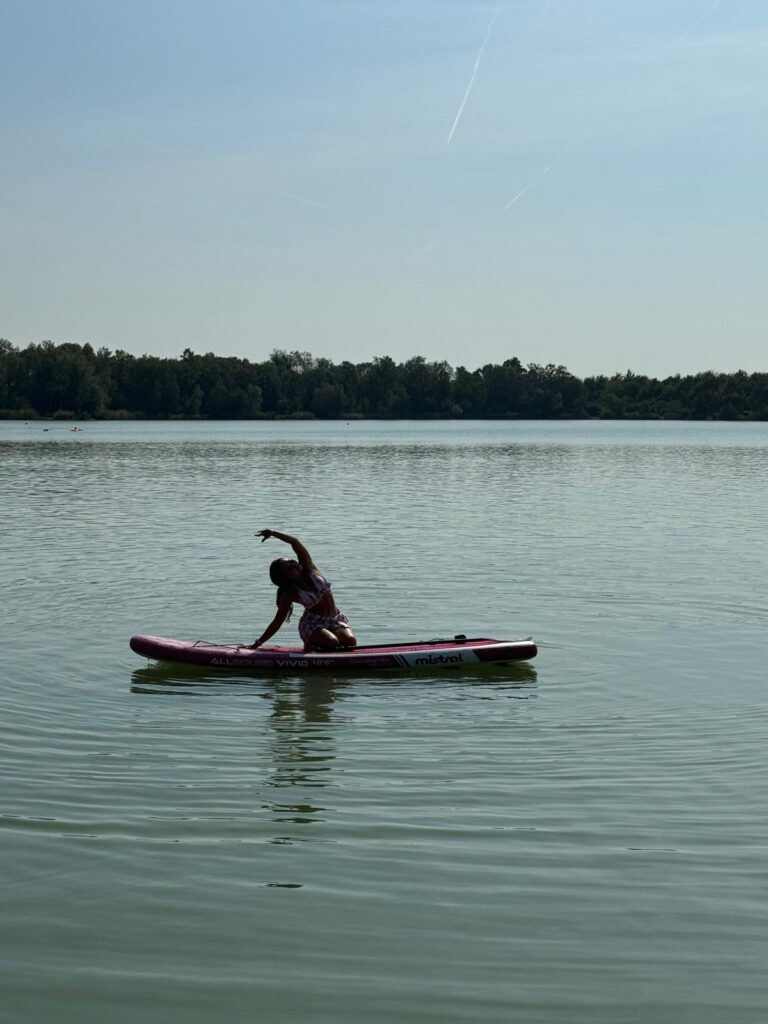 Yoga auf dem Paddleboard am Großen Weiher in Mechtersheim